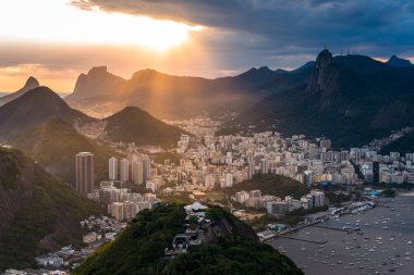 Güneş ışınları Hills Rio de Janeiro üzerinde düşmek