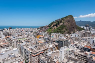 Copacabana bölgesi ve dağ Rio de Janeiro gecekondu
