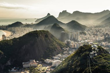 Rio de Janeiro bölgesindeki günbatımı Misty görünümü