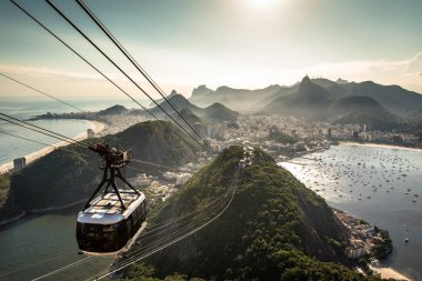 Rio de Janeiro Sugarloaf dağ ve bir teleferik yaklaşıyor