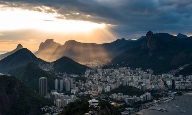 Güneş ışınları Hills Rio de Janeiro üzerinde düşmek