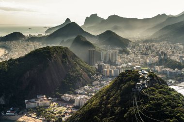 Rio de Janeiro bölgesindeki günbatımı Misty görünümü