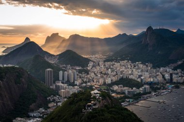 Güneş ışınları Hills Rio de Janeiro üzerinde düşmek