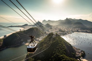 Rio de Janeiro Sugarloaf dağ ve bir teleferik yaklaşıyor