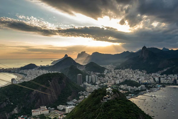 Rio de Janeiro dramatik günbatımı — Stok fotoğraf