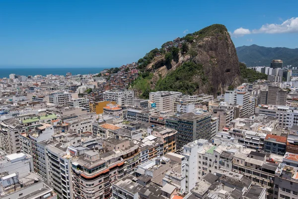 Distrito de Copacabana e favela na montanha no Rio de Janeiro — Fotografia de Stock