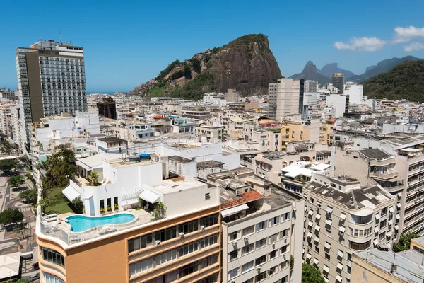 Copacabana-negyed és a nyomornegyed a hegyen, Rio de Janeiro — Stock Fotó