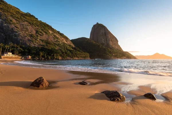 Červená pláž s Sugarloaf Mountain v Rio de Janeiru — Stock fotografie