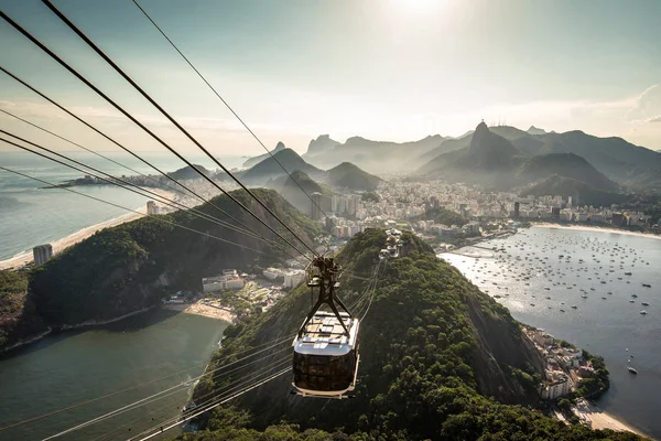 Río de Janeiro desde la montaña Sugarloaf y un teleférico acercándose — Foto de Stock