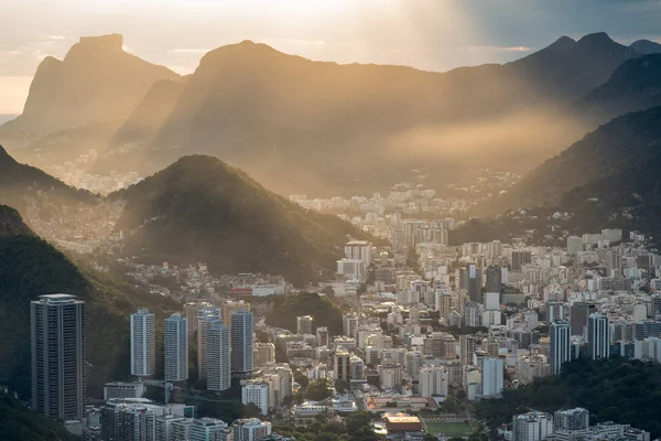 Słońca promienie spadają na wzgórzach w Rio de Janeiro — Zdjęcie stockowe