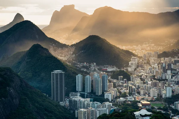 Güneş ışınları Hills Rio de Janeiro üzerinde düşmek — Stok fotoğraf