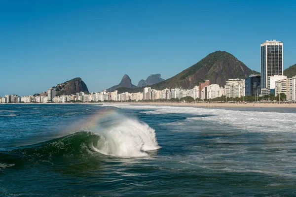 Wave in the Ocean and View of Copacabana Beach — Stock Photo, Image