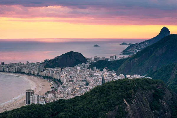 Copacabana Beach Zobacz przez zachód słońca — Zdjęcie stockowe