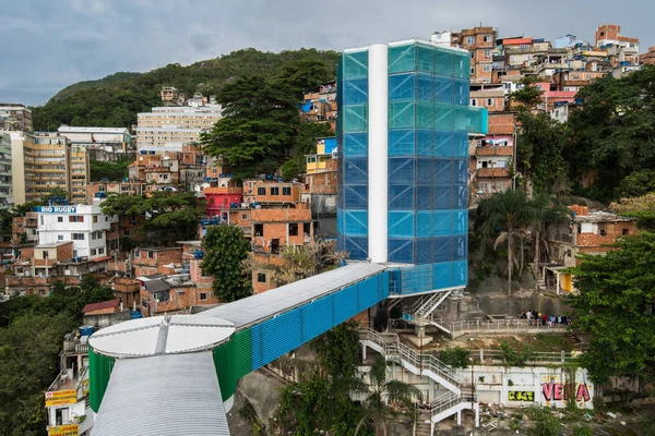 Elevador para a favela Cantagalo no Rio de Janeiro — Fotografia de Stock