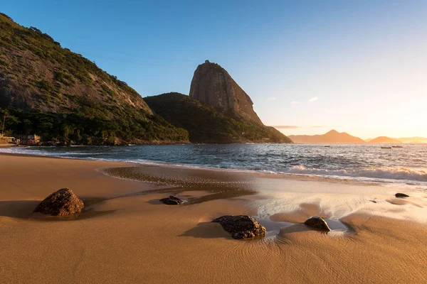 Playa Roja con el Pan de Azúcar en Río de Janeiro —  Fotos de Stock