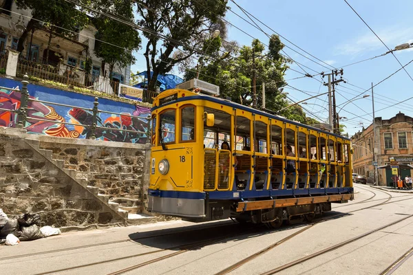 Туристы ездят на новом трамвае — стоковое фото