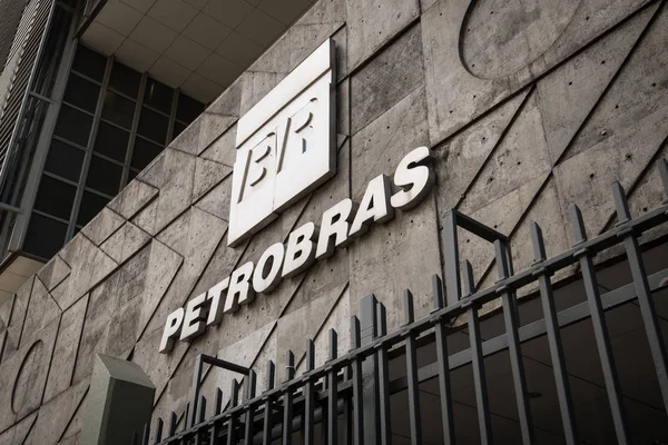 Logotipo da Petrobras na construção — Fotografia de Stock