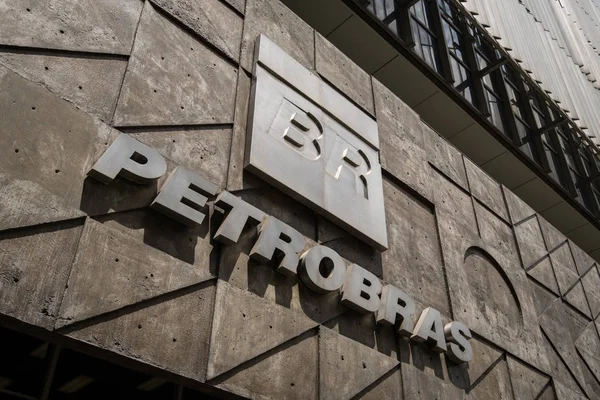 Logotipo da Petrobras na construção — Fotografia de Stock