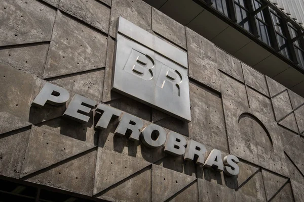 Logotipo de Petrobras en edificio — Foto de Stock