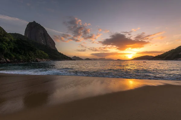 Hermoso amanecer en la playa — Foto de Stock