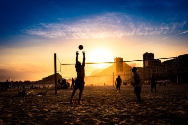 Plaj voleybolu oynarken Brezilyalılar