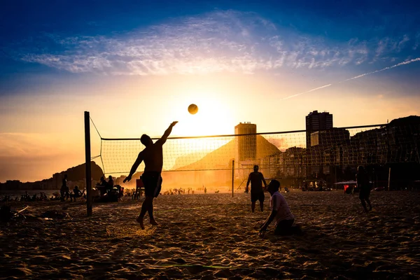 Brasileños jugando Voleibol Playa — Foto de Stock