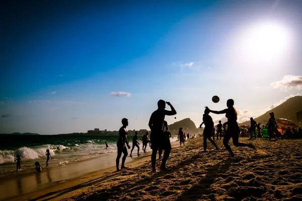 Brésiliens jouant au football de plage — Photo