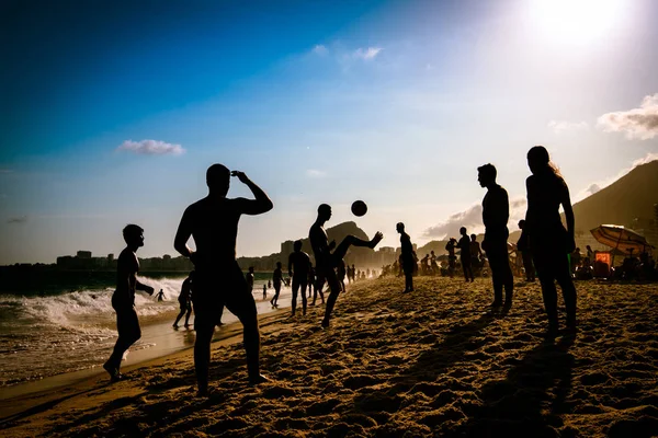 Brasilianare spela Beach fotboll — Stockfoto