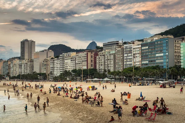Západ slunce v Copacabana Beach — Stock fotografie