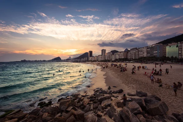 Puesta de sol en la playa de Copacabana — Foto de Stock