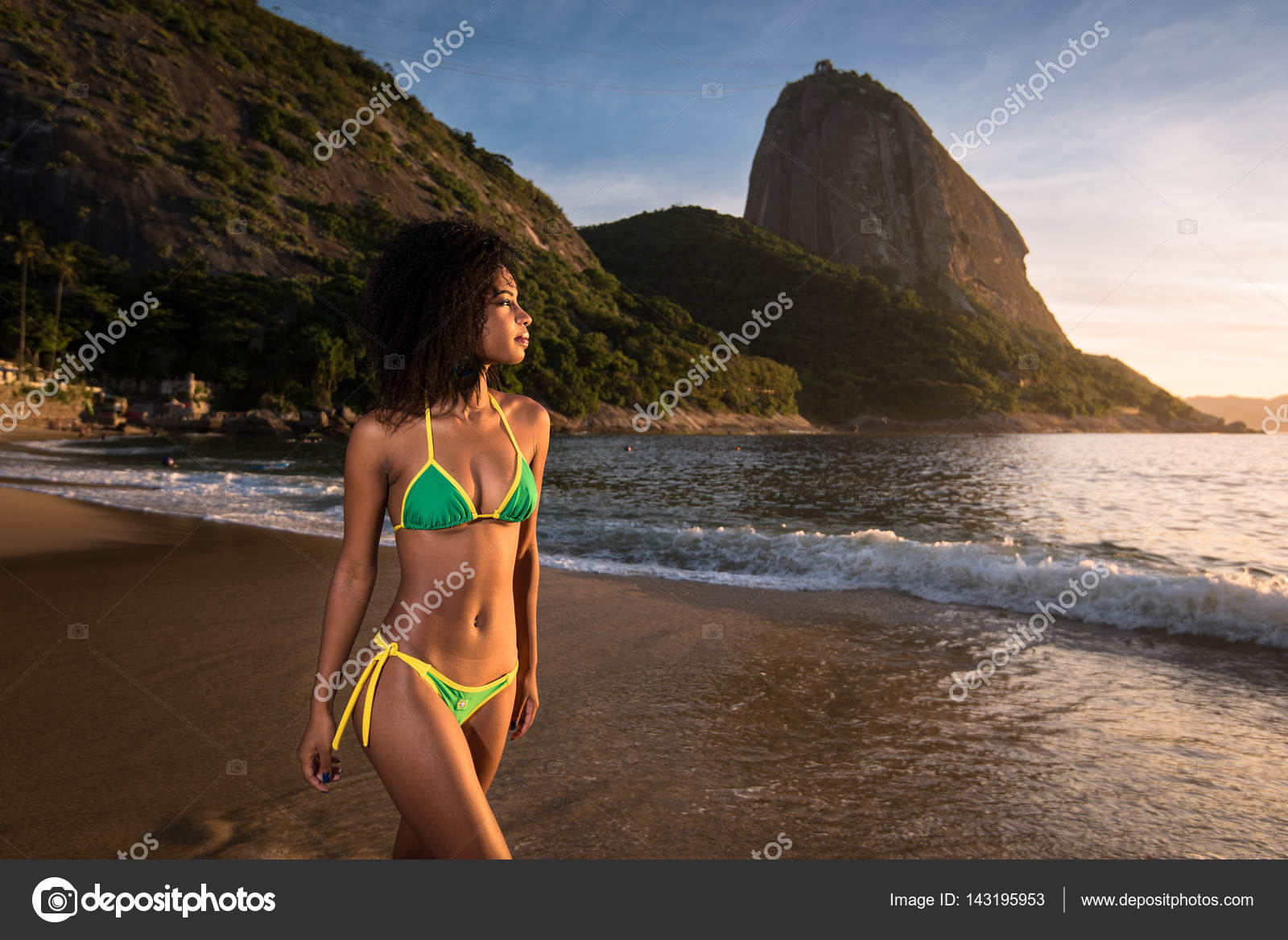 Femme bresilienne bikini plage sale
