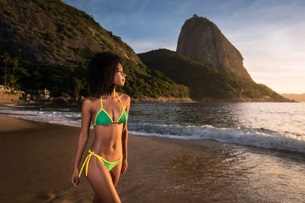 Jovem Mulher Brasileira Bonita na Praia — Fotografia de Stock