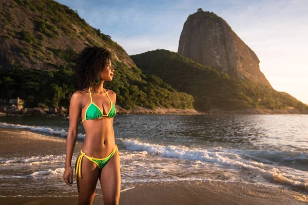 Jonge mooie Braziliaanse vrouw aan het strand — Stockfoto