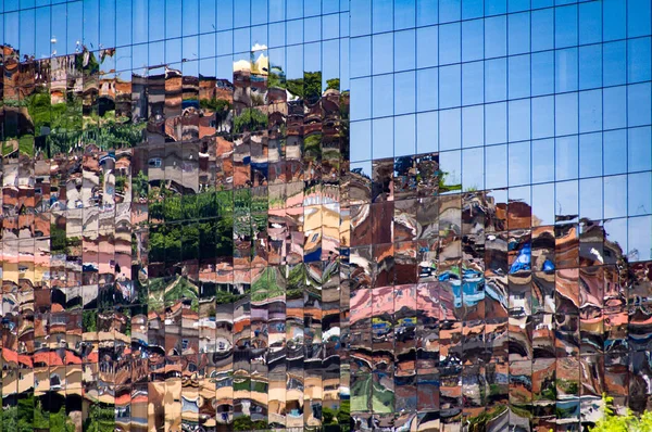 Reflexión de Barrio Brasileño en Ventanas de Nuevo Edificio — Foto de Stock