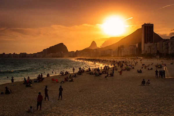 Vista do pôr do sol na praia de Copacabana, no Rio de Janeiro — Fotografia de Stock