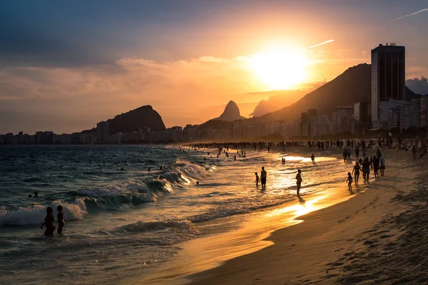 Rio de Janeiro Copacabana Plajı gün batımı görünümü — Stok fotoğraf