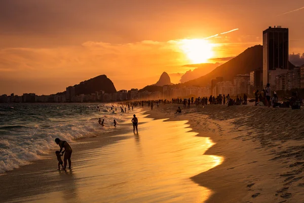 Rio de Janeiro Copacabana Plajı gün batımı görünümü — Stok fotoğraf