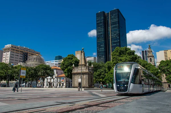 Трамвай VLT проезжает Рио-де-Жанейро — стоковое фото