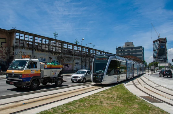 Трамвай VLT проходит по улице Рио-де-Жанейро — стоковое фото
