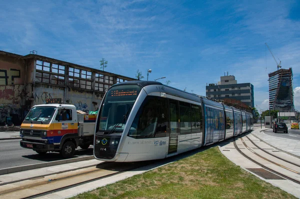 Трамвай VLT проходит по улице Рио-де-Жанейро — стоковое фото