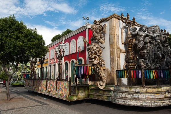 Автомобиль школы самбы припаркован в Рио-де-Жанейро — стоковое фото