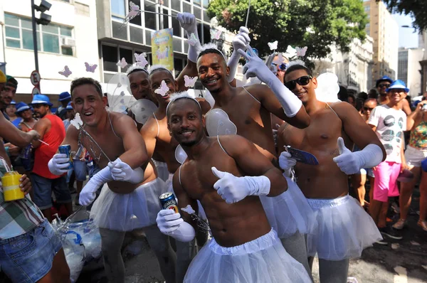 Feliz pueblo brasileño celebra el carnaval — Foto de Stock