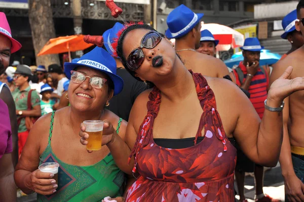 Feliz pueblo brasileño celebra el carnaval — Foto de Stock