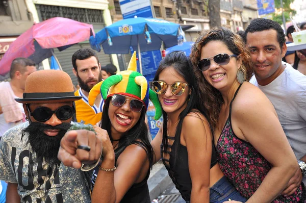 Feliz pueblo brasileño celebra el carnaval — Foto de Stock