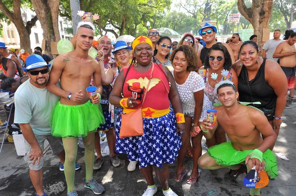 Povo brasileiro feliz comemora carnaval — Fotografia de Stock