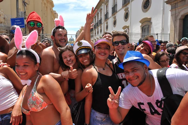 Povo brasileiro feliz comemora carnaval — Fotografia de Stock