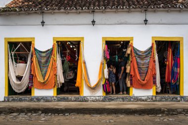 Paraty eski şehrin renkli el sanatları