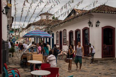 Paraty eski sokaklarda insanlar