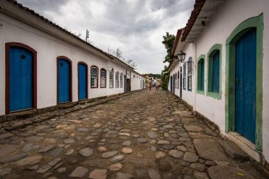 İnsanlar Paraty Arnavut kaldırımlı sokaklarında