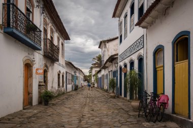 İnsanlar Paraty Arnavut kaldırımlı sokaklarında